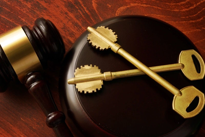 Judge's gavel and keys